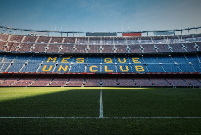 「クラブ以上の場所」を掲げるFCバルセロナのスタジアム カンプノウ