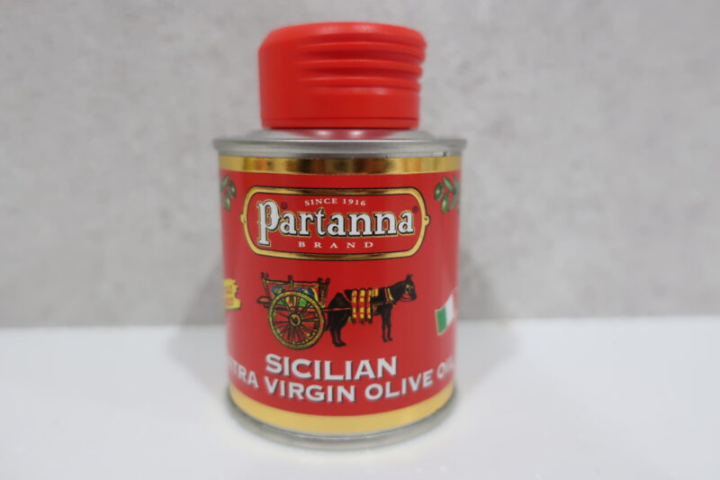 パルタナのオリーブオイル缶？