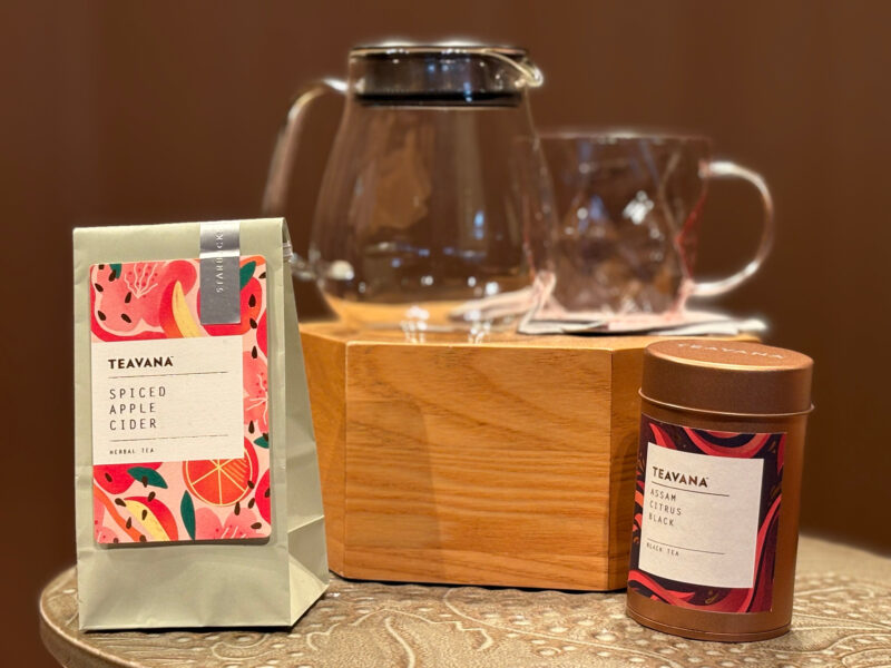 ティバーナの茶葉の梱包　紙袋(左)とティー缶(右)