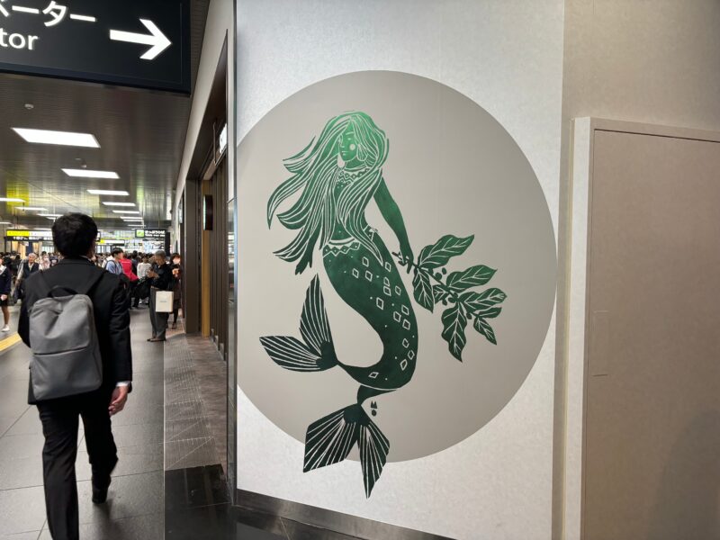 スターバックス JR京都駅 西口店の外に描かれているサイレン