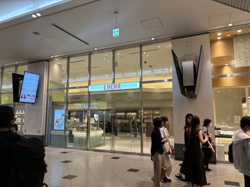 スターバックス JR大阪駅北店前のLUCUA