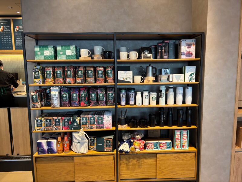 Olive LOUNGE 高円寺店のグッズの入ったMD棚