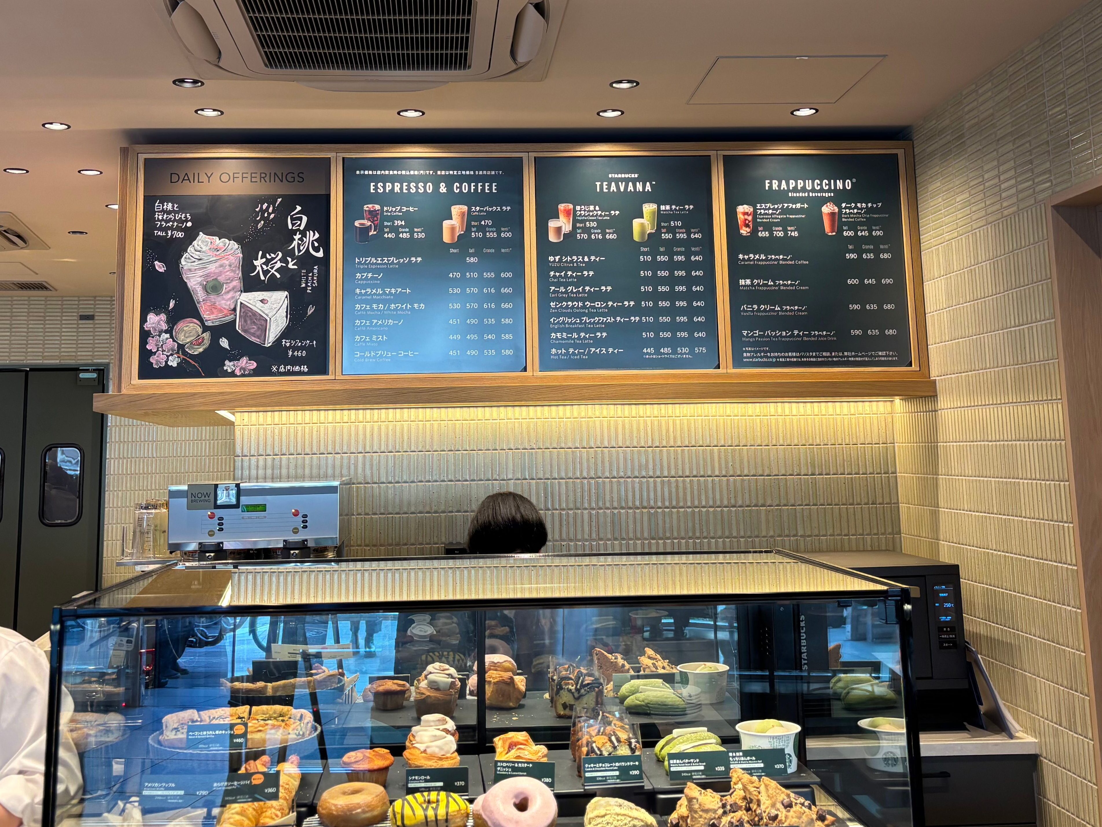 Olive LOUNGE 高円寺店のエントランスおよびフードの入ったペストリーケース