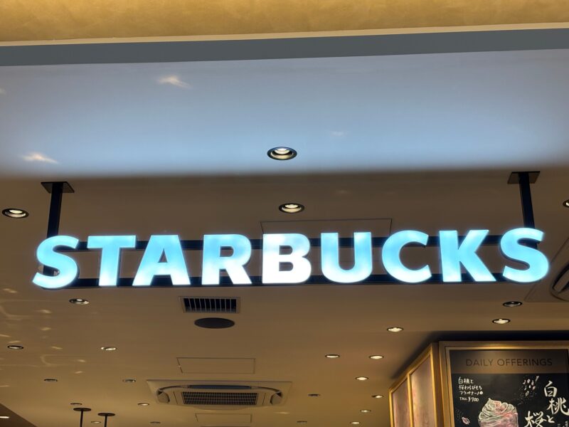 Olive LOUNGE 高円寺店のエントランスにはSTARBUCKSの文字