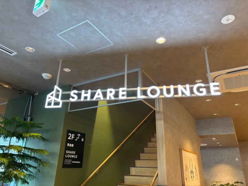 Olive LOUNGE 高円寺店のSHARE LOUNGEへの階段