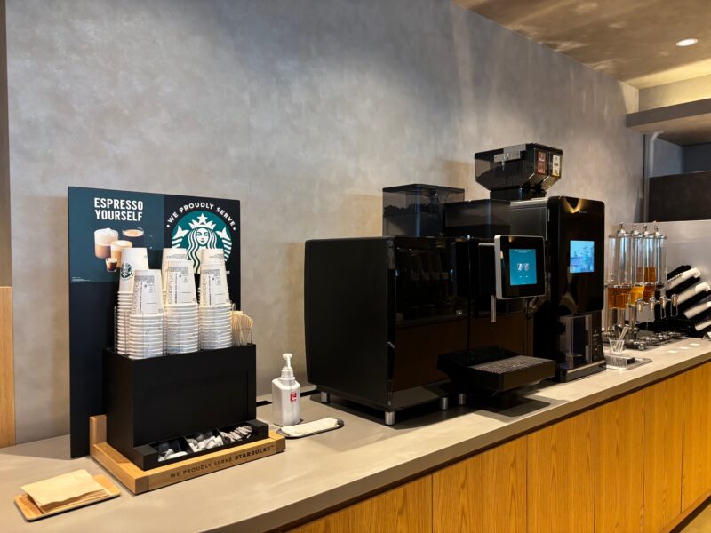 2階のシェアラウンジではスタバドリンクが飲み放題