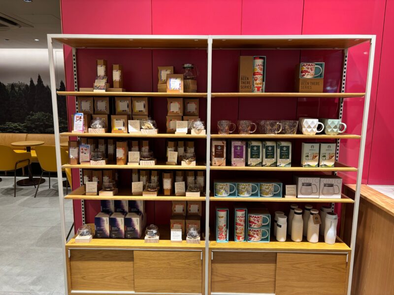 ティー&カフェの茶葉などが販売されているMD棚