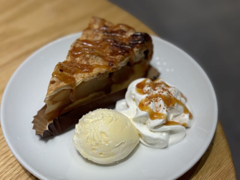 アイスクリームとホイップクリームを追加したケーキ