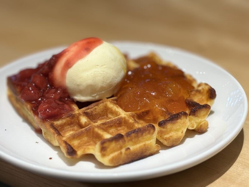 アイスクリームを追加したアメリカンワッフル